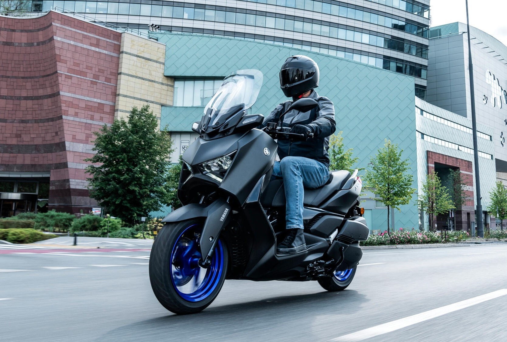 2025-Yamaha-XMAX300