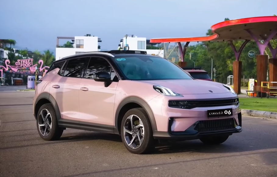 Lynk & Co 06 Core Plus 2