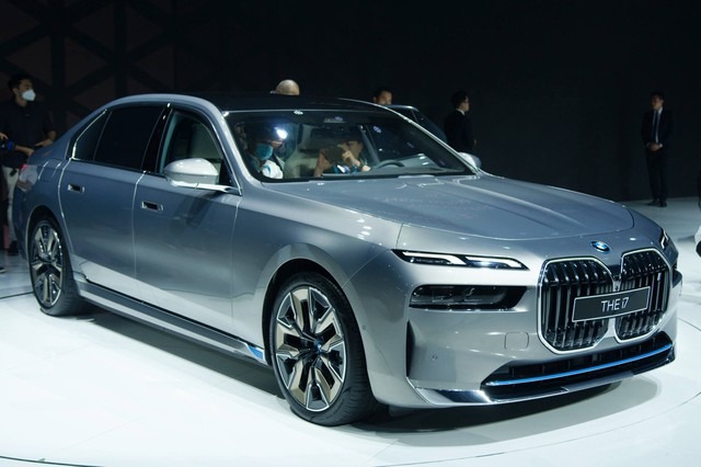 BMW i7