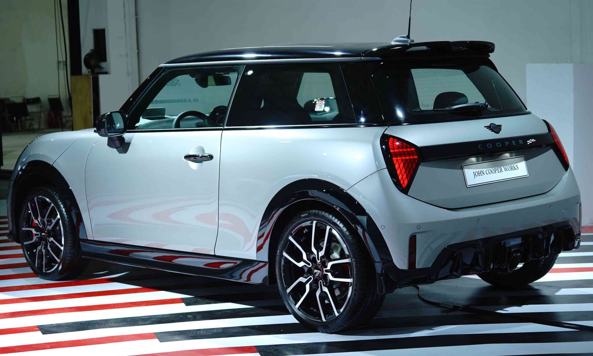 mini-john-cooper-works-3-cua-2_optimized