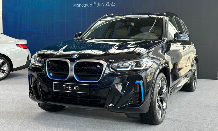 BMW iX3 1