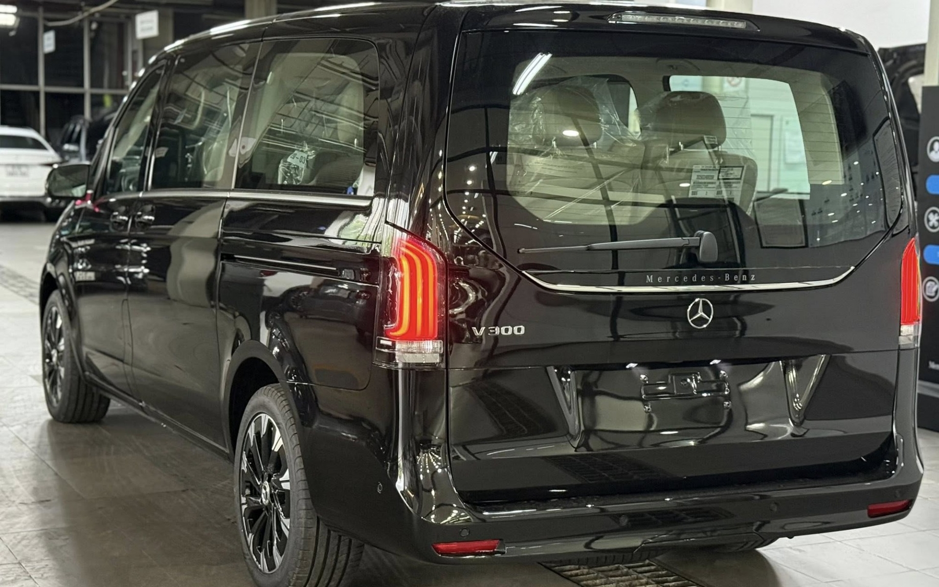 Mercedes-Benz V-Class 2025 1