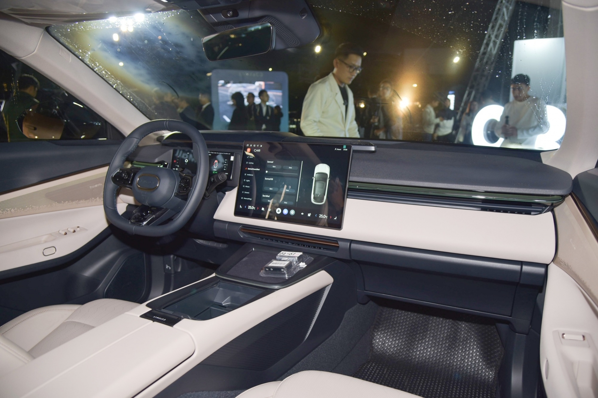 Lynk & Co 08 7
