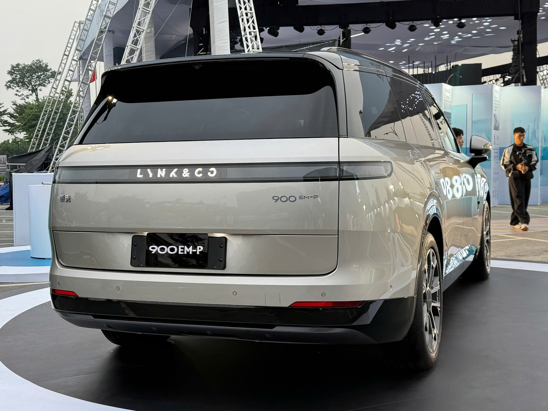 Lynk & Co 900 2