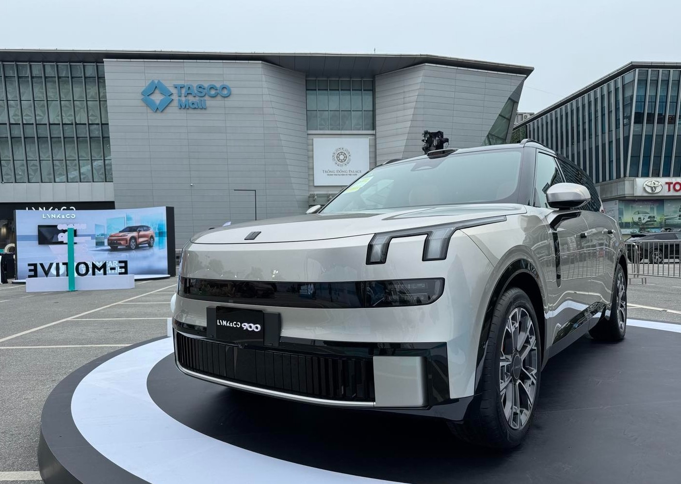 Lynk & Co 900 6