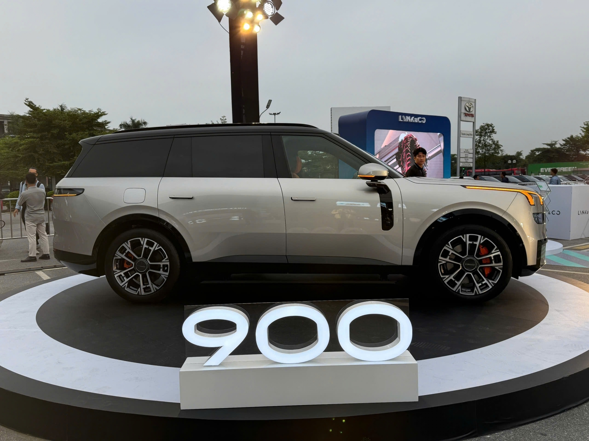 Lynk & Co 900