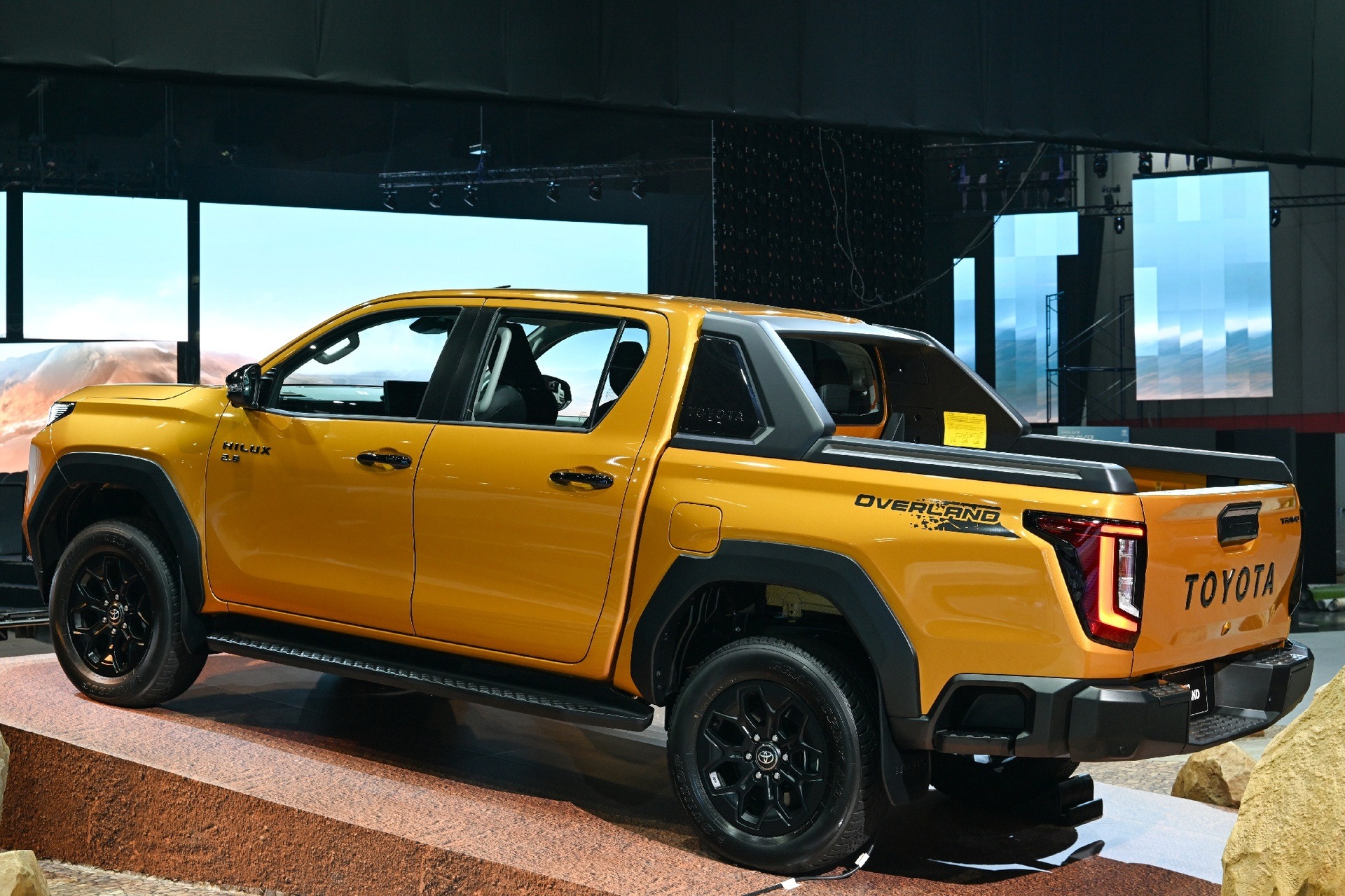 toyota-hilux-the-he-moi-2