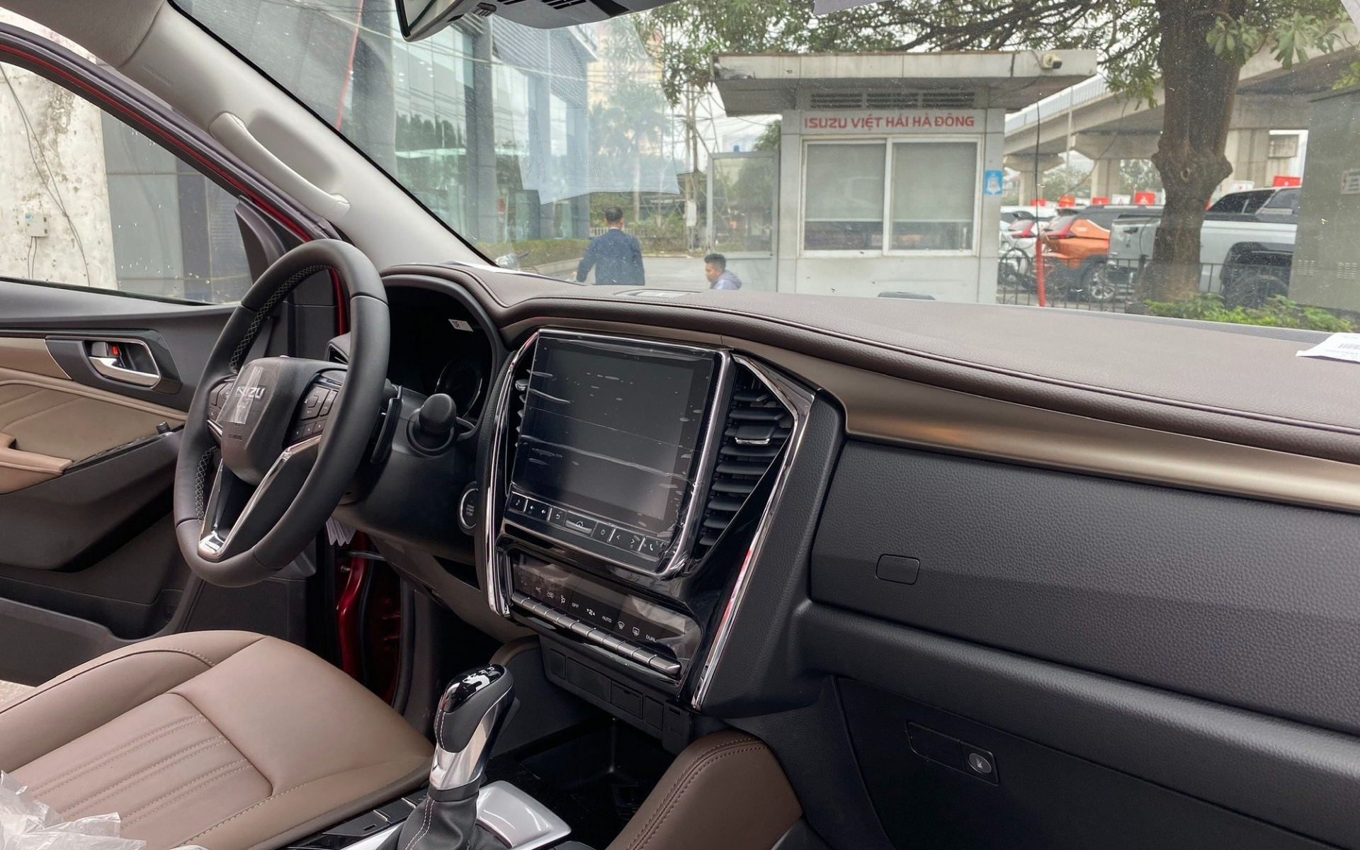 mux12-1764116131348-176411613158