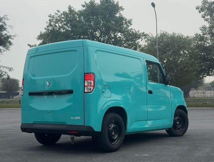 VinFast EC Van 10