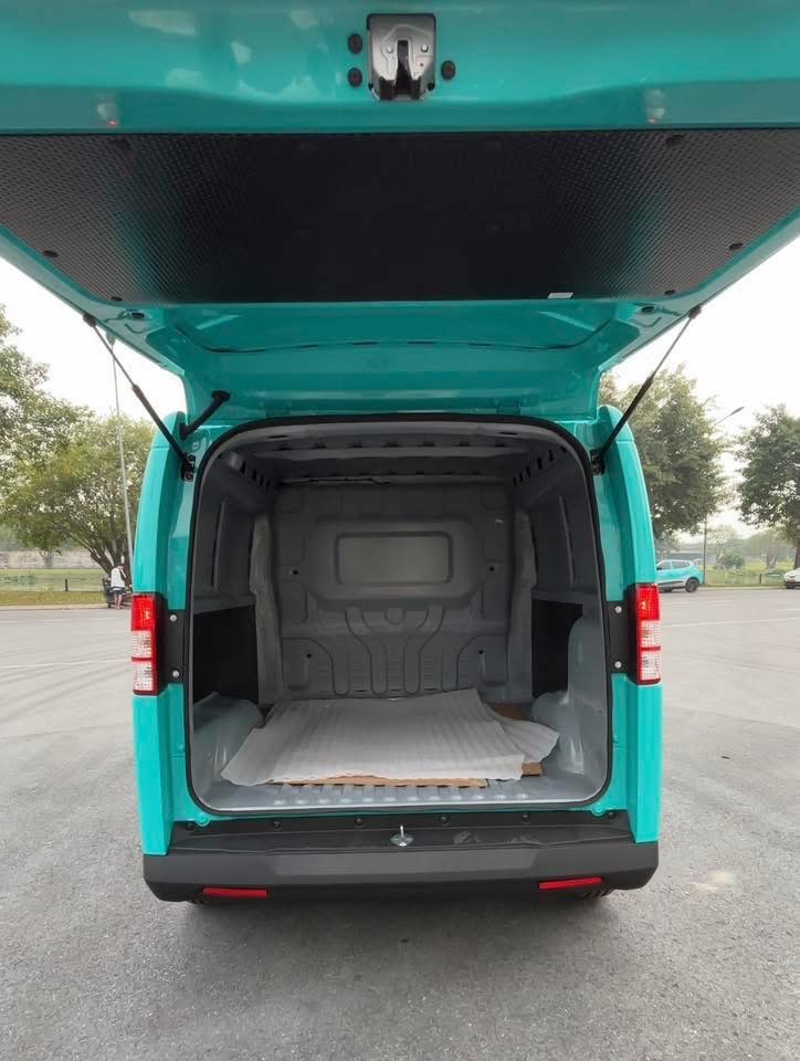 VinFast EC Van 11