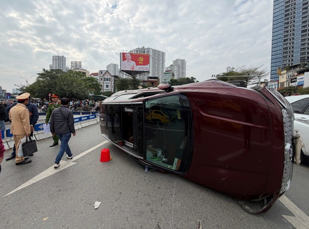 Ô tô lật nghiêng trong vụ va chạm liên hoàn ở Ngã Tư Sở, tài xế biểu hiện bất thường