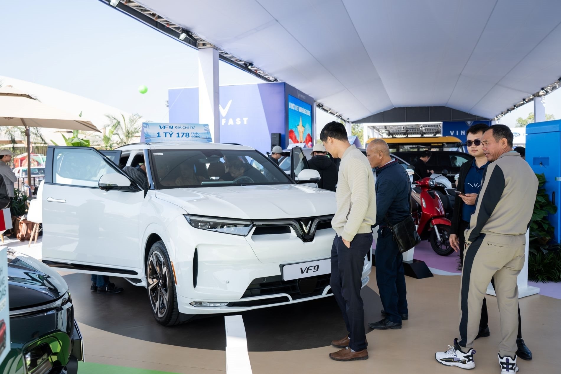 VinFast 'chơi lớn' tại Vietnam Mobility Show 2025: Mang đủ dải xe điện ...