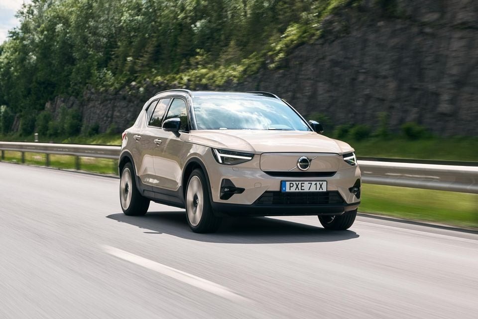 2024-07-2025-volvo-ex40-rollers