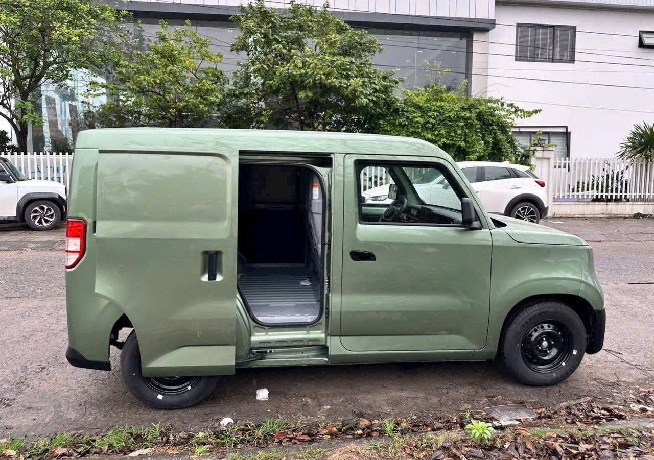 VinFast EC Van cua lua 2