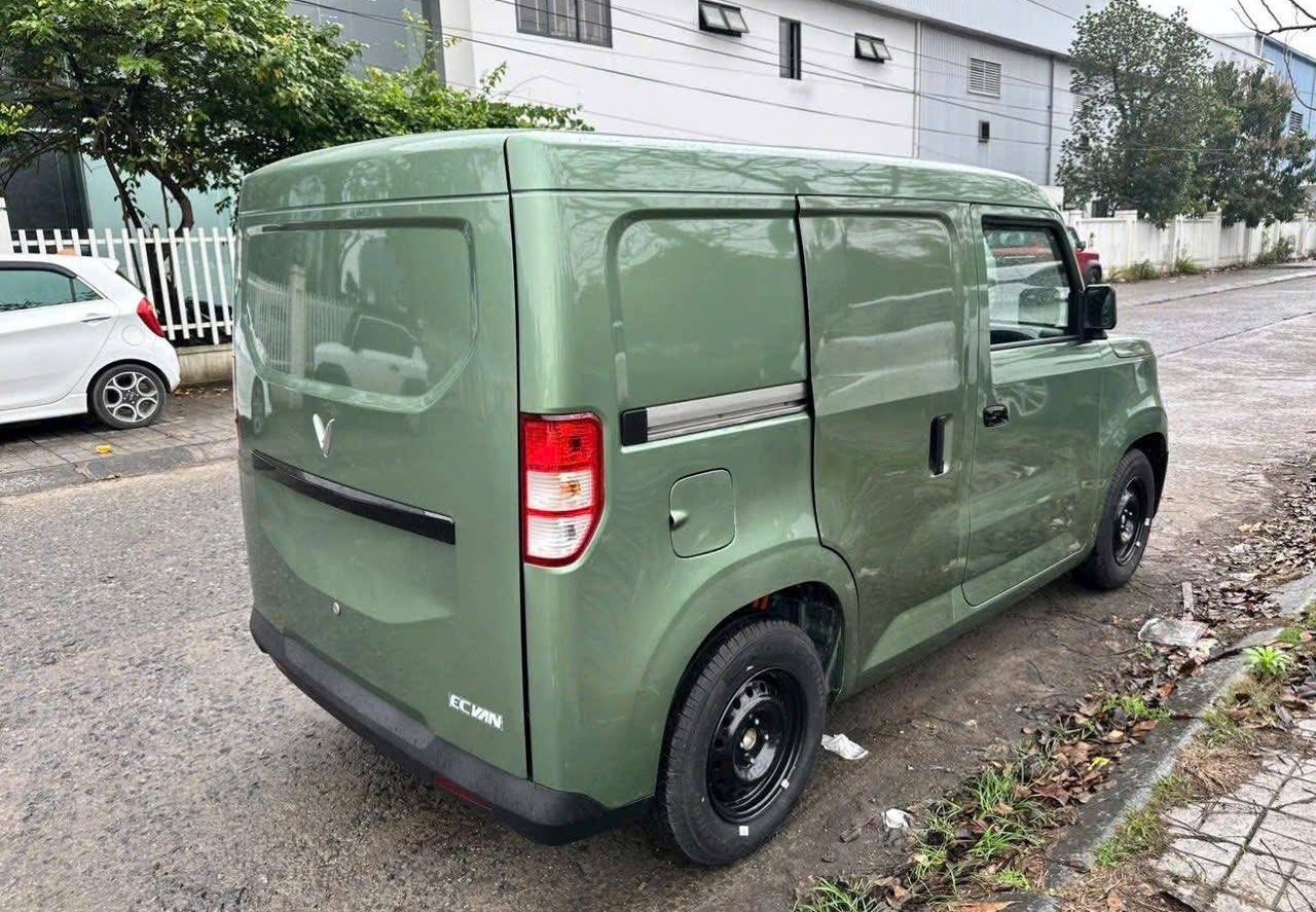 VinFast EC Van cua lua 3