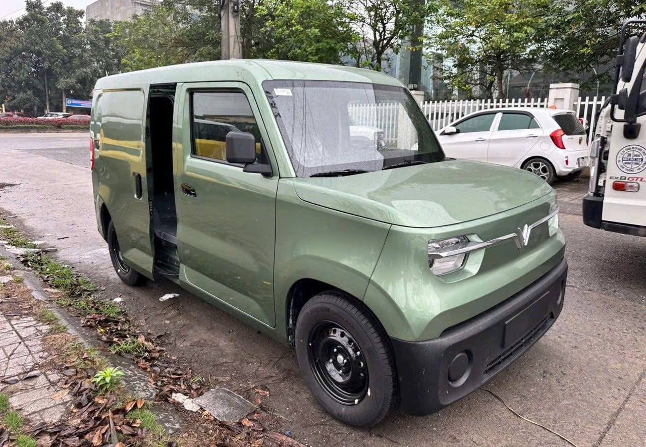 VinFast EC Van cua lua