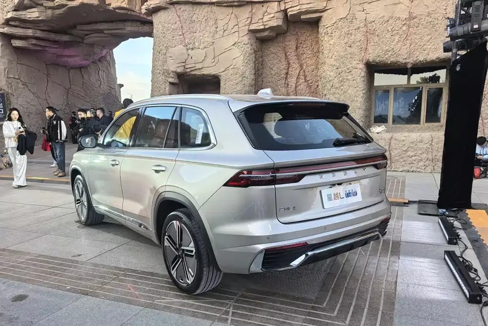 Geely Monjaro i-HEV (2)