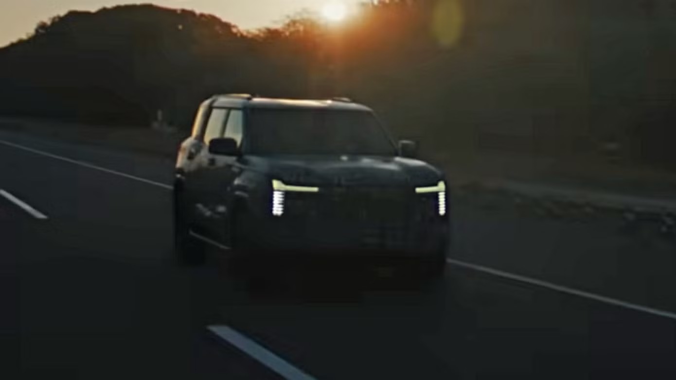 mitsubishi-pajero-teaser-3.jpg.avif