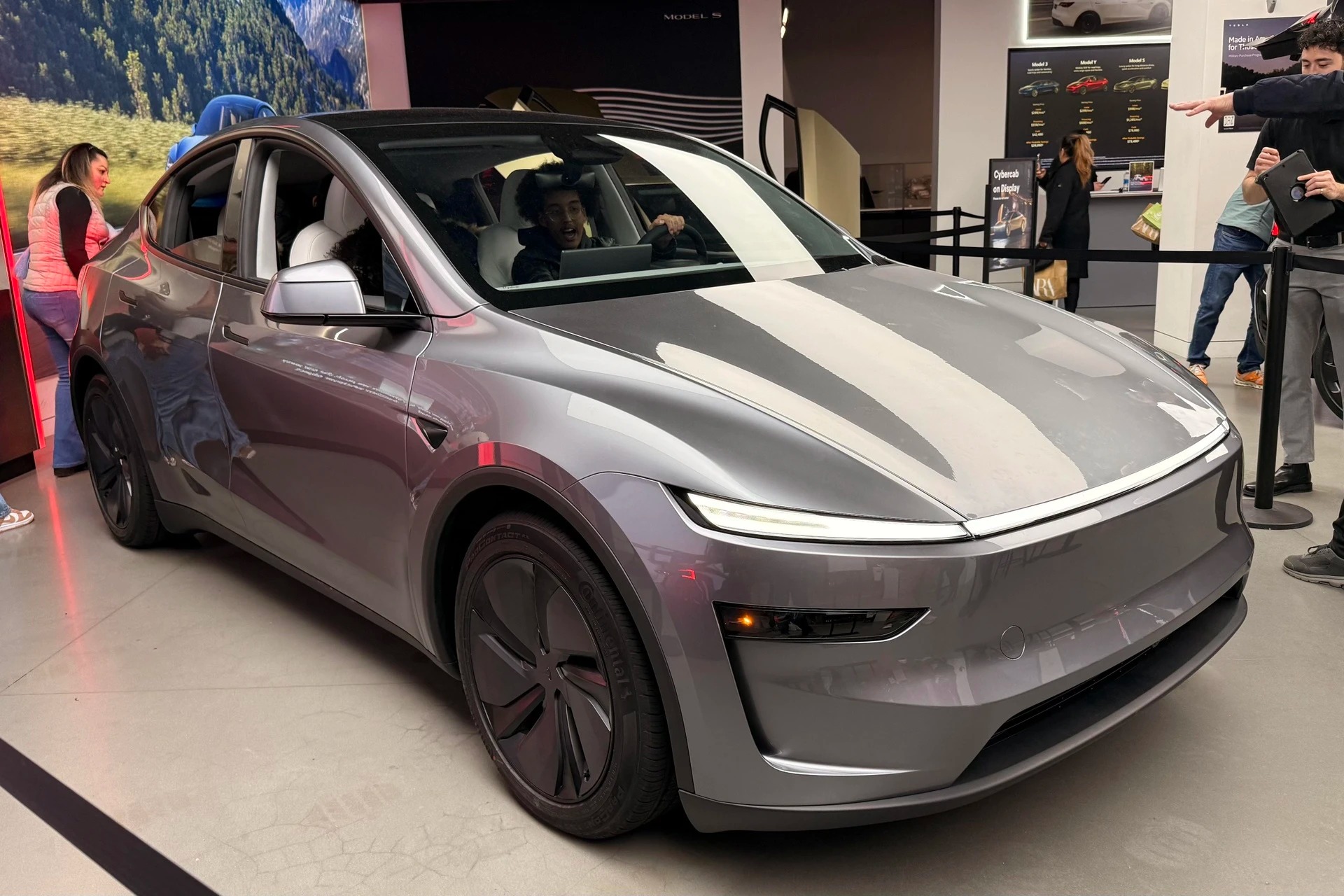 Tesla_Model_Y_Memory_Chip_AI_1
