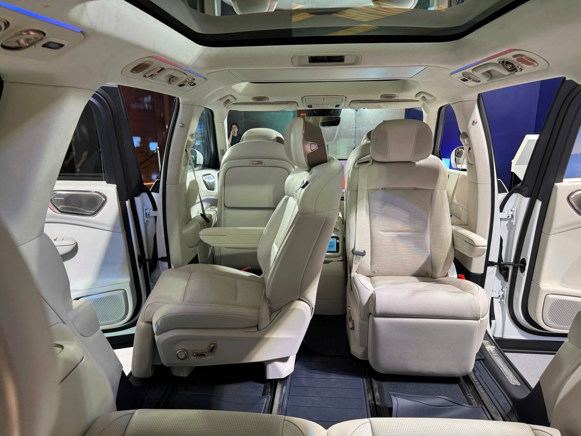 Lynk & Co 900 (8)