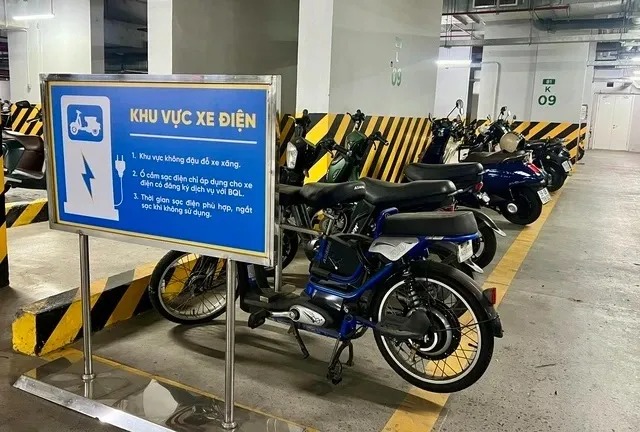 nhieu-chung-cu-quy-hoach-bai-dau-xe-rieng-cho-xe-dien-trong-khi-mot-so-khac-chon-cach-cuc-doan-la-cam-luon-xe-dienanh-tn-1758202128964364602895