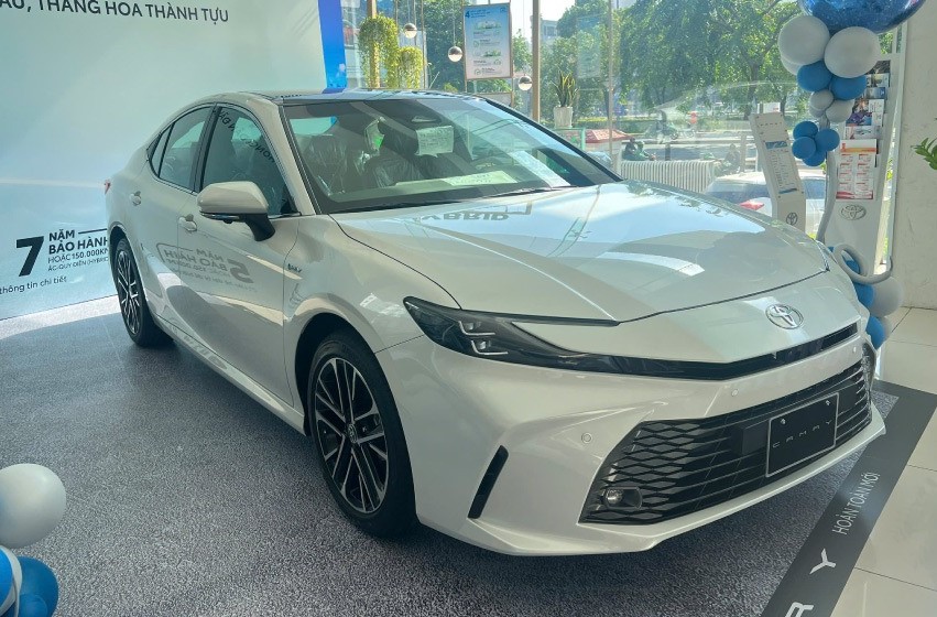 camry-2.5-hev-mid