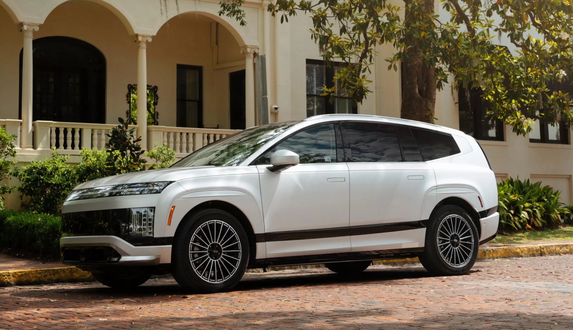 2025-Ioniq-9-SUV-E18-2048x1181