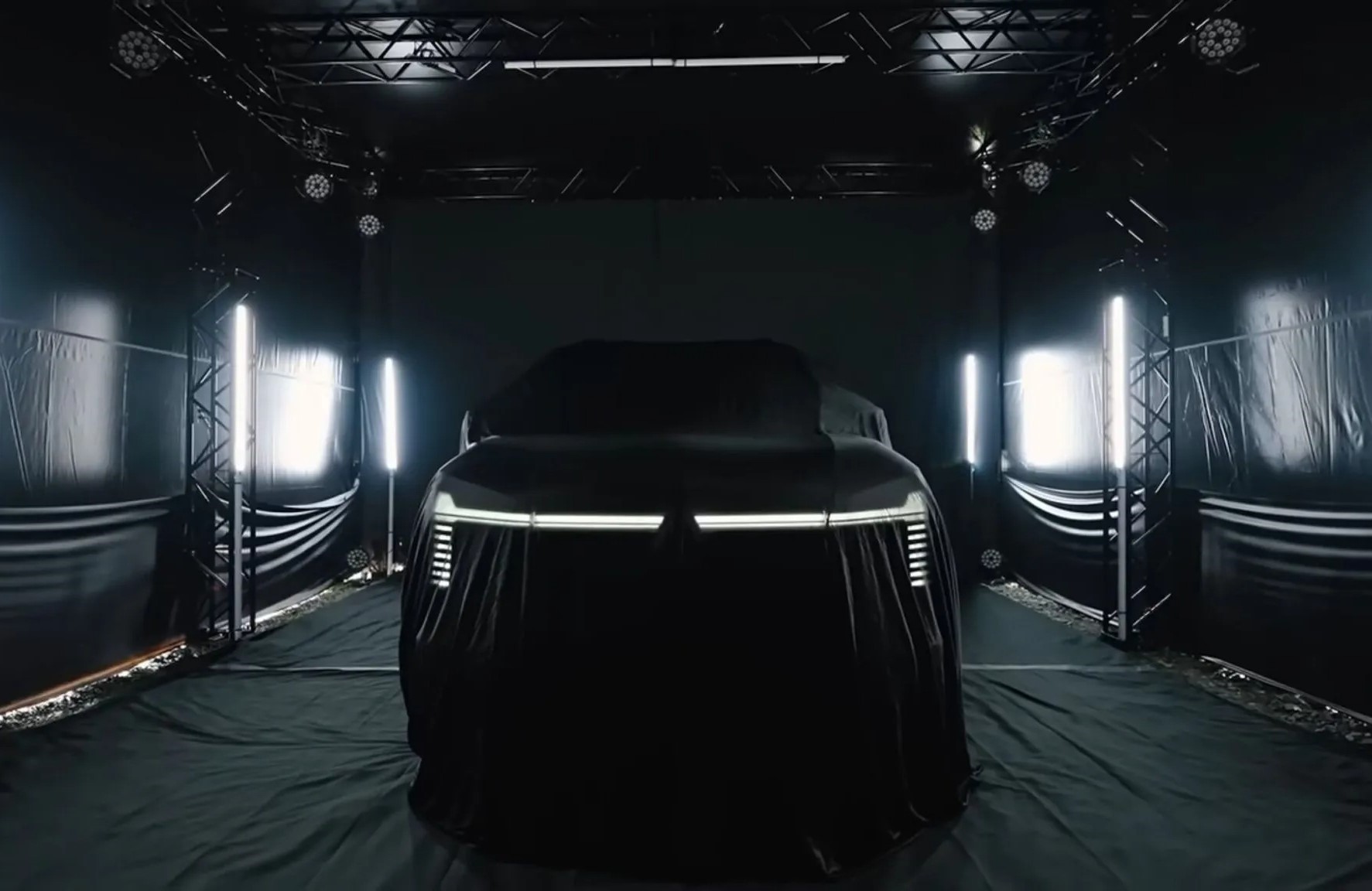 Mitsubishi-Pajero-Preview-Fans-2-2048x1152