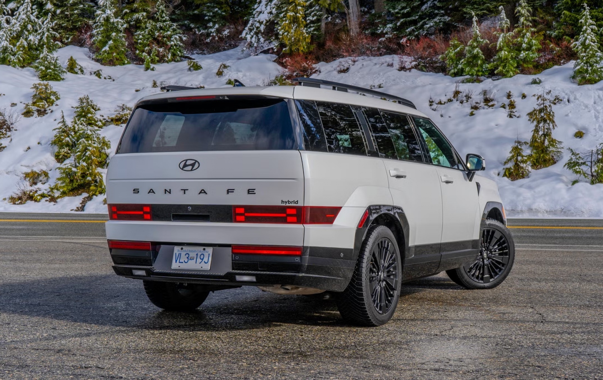2026-hyundai-santa-fe-hev-calligraphy-in-serenity-white-rear-angled-view