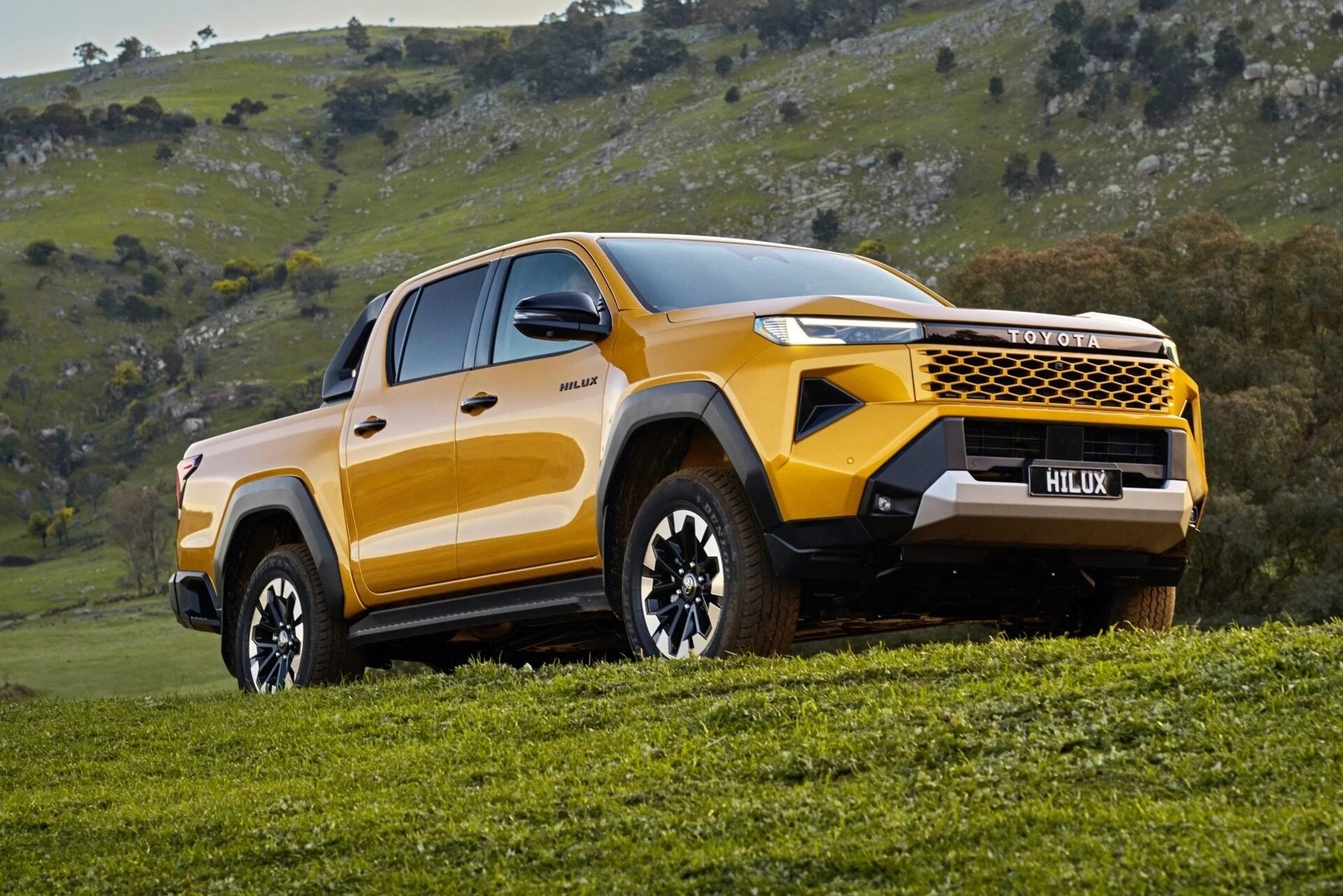 2026_Toyota_HiLux_19_1920x1281