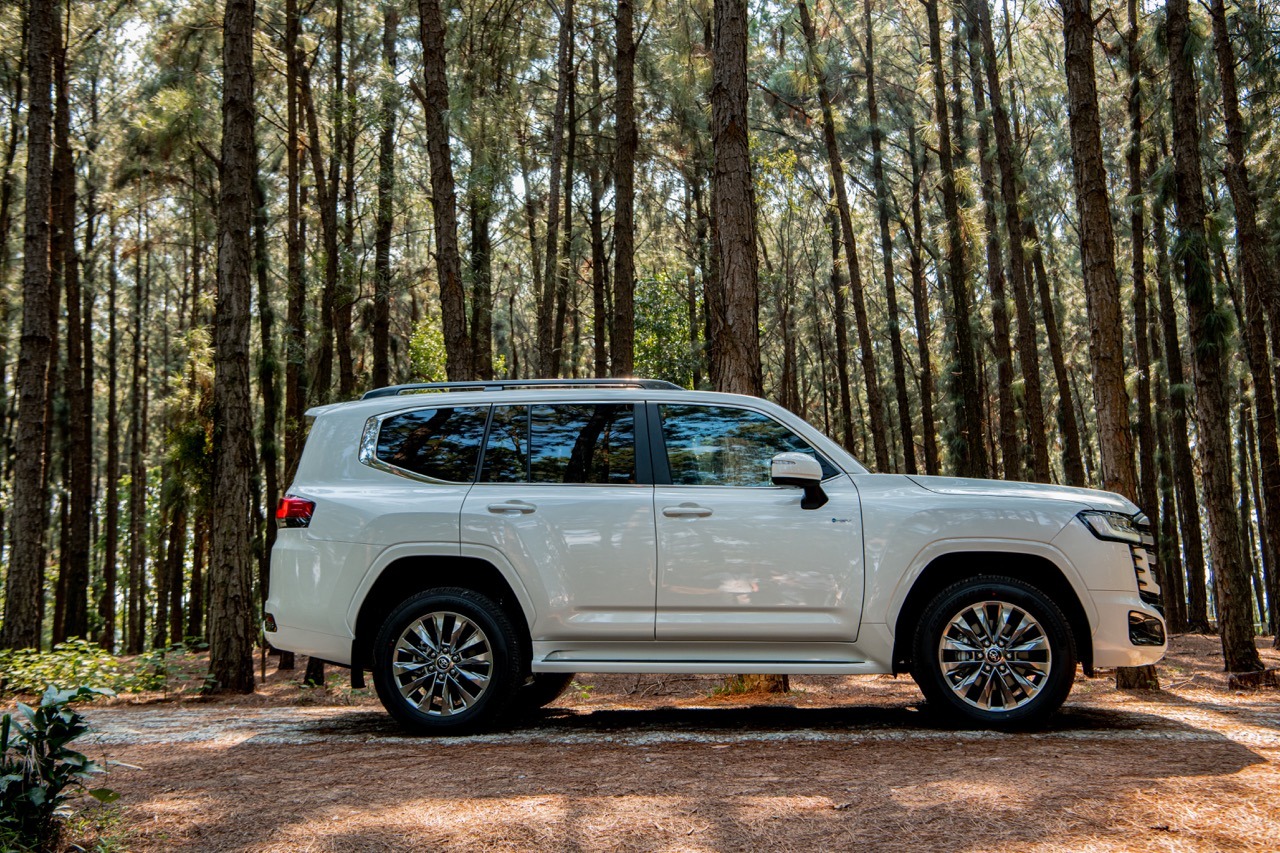 Toyota Land Cruiser 300 HEV (2)