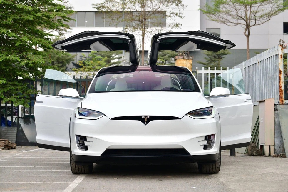 tesla-model-x-1789359881935