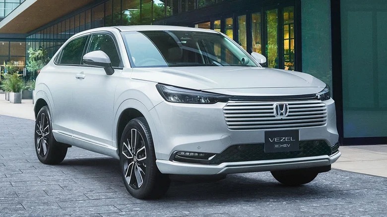 more-features-for-the-rear-passengers-1792756167