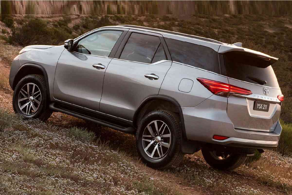 toyota-fortuner-duoi-xe