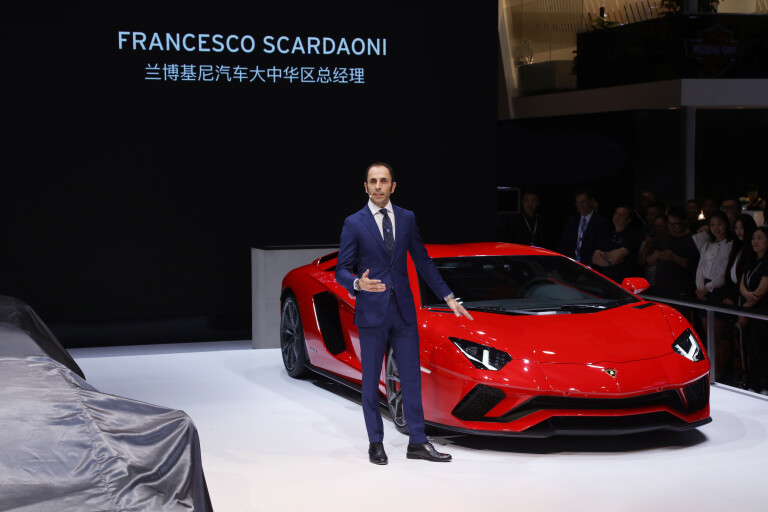 Francesco Scardaoni trong lần giới thiệu xe tại Trung Quốc