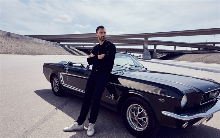 Adam Levine tạo dáng bên chiếc Ford Mustang GT đời 1966 trị giá 46.000 USD