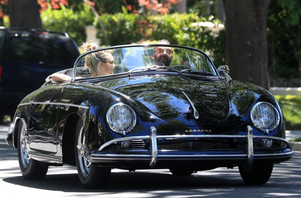 Adam Levine lái chiếc Porsche 356 đời 1956 trị giá 413.000 USD cùng vợ, Behati Prinsloo