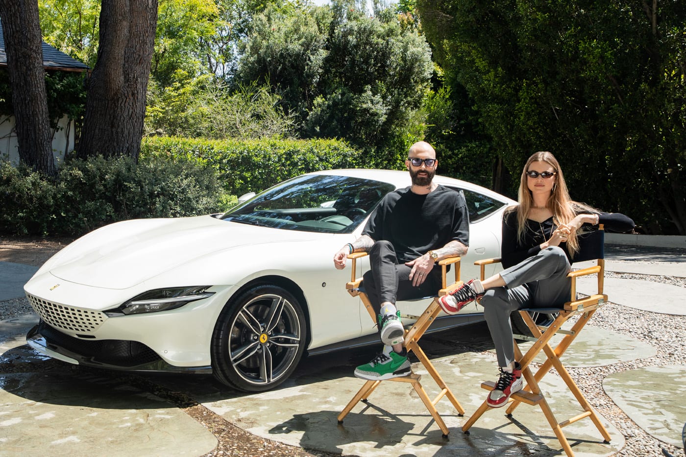 Adam Levine cùng vợ bên chiếc Ferrari Roma trị giá 222.000 USD