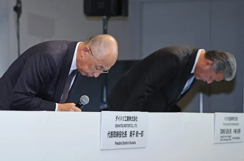 Lãnh đạo Daihatsu cúi đầu xin lỗi trong cuộc họp báo diễn ra vào hôm qua 21/12