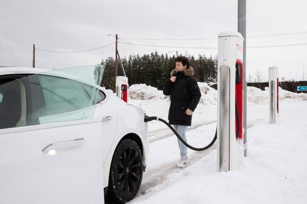 Xe điện Tesla tại một cổng sạc trong thời tiết giá lạnh