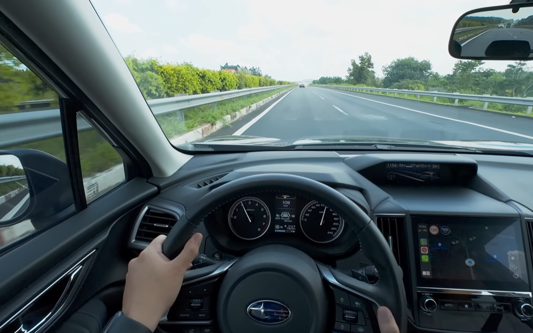 Tính năng định tâm làn đường trên Subaru Forester hoạt động cực kỳ mượt mà trên cao tốc Long Thành - Dầu Giây