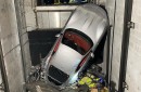 Chiếc Ferrari Roma trị giá 250.000 USD bị 'phá hủy' khi rơi khỏi thang máy tại đại lý