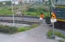 Đi bộ băng qua đường ray không quan sát, người phụ nữ bị tàu hỏa hất văng