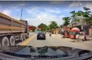 Nguy hiểm rình rập khi xe ben cướp làn ngược chiều trong khu dân cư