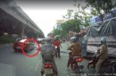 Phương tiện đi đường gặp họa vì xe máy chở sắt như 'bẫy tử thần'