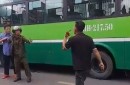 Va chạm nhẹ, tài xế xe tải cầm dao rượt đánh tài xế xe buýt giữa đường TP.HCM