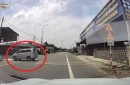 Ô tô trôi ra đường suýt gây họa vì quên phanh tay: Bài học cảnh giác cho mọi tài xế