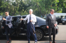 Tại Indonesia, CEO Apple - Tim Cook được tháp tùng xe thuộc diện nợ thuế