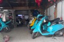 Không lo hết pin giữa đường: Người dùng xe máy điện Sài Gòn sạc pin ngay tại quán cà phê