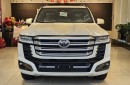 Cận cảnh Toyota Land Cruiser 300 HEV tại đại lý: 'Ăn xăng' 10 lít/100 km, giá từ 4,71 tỷ đồng